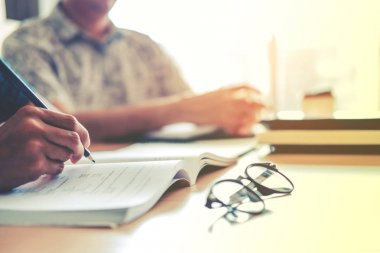 Yüksek okul veya üniversite öğrencileri eğitim ve birlikte okuma