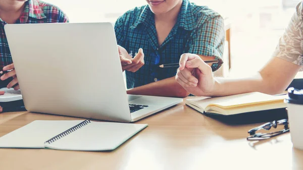 Estudantes universitários usando laptop reunião para pesquisa lição de casa i — Fotografia de Stock