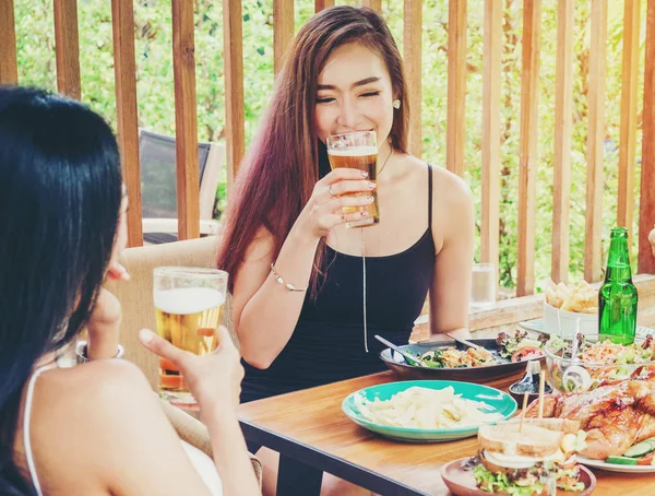 Joven asiático mujeres bebiendo cerveza y clink gafas feliz mientras es — Foto de Stock