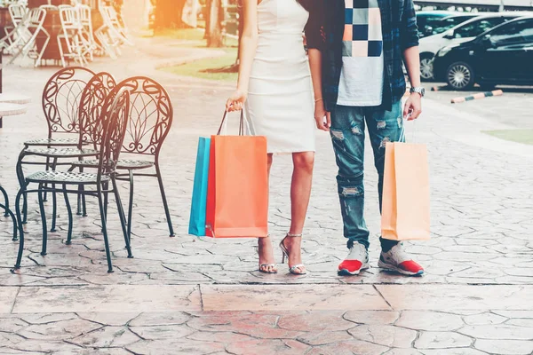 Paar genießt Romantik beim Einkaufen in Einkaufstüten — Stockfoto