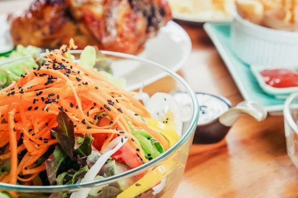 Ensalada y comida en fiesta en casa — Foto de Stock