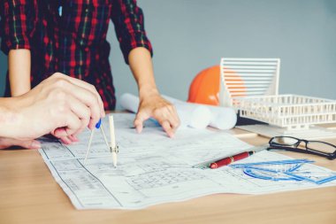 Mimari proje için Toplantı ve bölümü ile çalışan mühendis