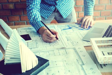 Mimar ya da ofis planı üzerinde çalışıyor. Mimarlar