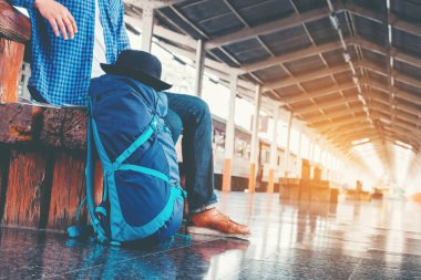 Turist backpacker tren istasyonunda seyahat etmek harita kullanarak
