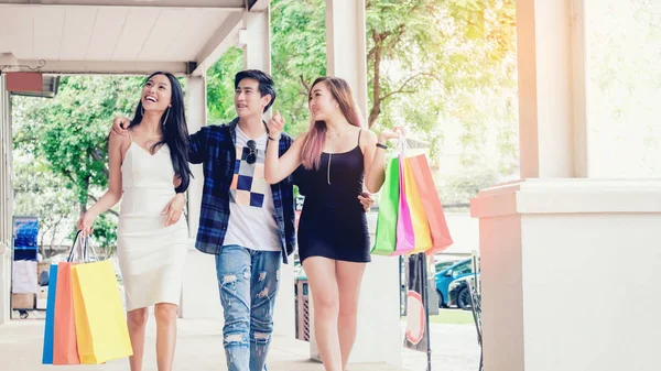 Compras Los amigos asiáticos están caminando y de compras en Shopping stre —  Fotos de Stock