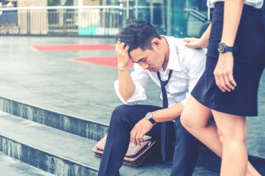 Geçit üzerinde oturma sonra yorgun ya da stresli iş adamı 