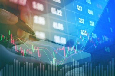 Borsa ticaret grafiği üzerinde dijital yazma işadamı
