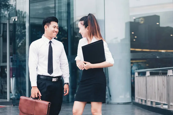 Asiático negocios personas hablando fuera oficina después trabajo — Foto de Stock