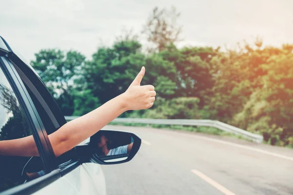 Feliz hermosa chica viajando en un coche hatchback — Foto de Stock