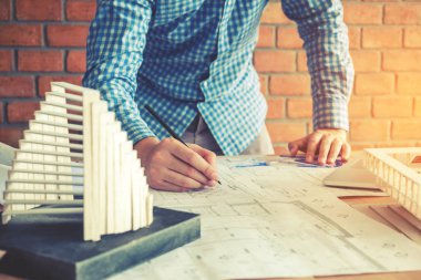 Mimar ya da ofis planı üzerinde çalışıyor. Mimarlar