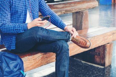 Tren istasyonunda cep telefonu kullanan adam seyahat