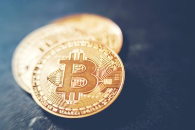 Bitcoins yeni sanal para yakın çekim mavi bir arka plan.