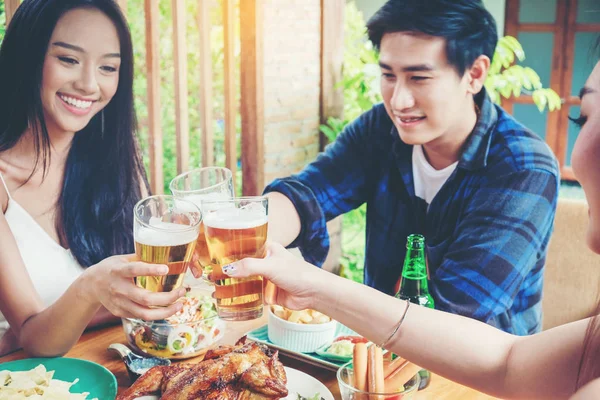 Grupo amigo jóvenes asiáticos celebrando festivales de cerveza feliz — Foto de Stock