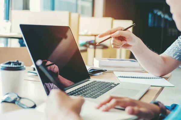 Universitetsstudenter använder laptop möte för forskning läxor jag — Stockfoto