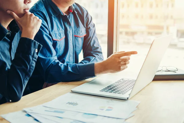 Affärsmän möte planering laptop arbetar på nya affärer — Stockfoto