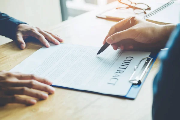 Gente de negocios negociando un contrato entre dos colegas — Foto de Stock