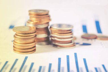 Satırları için Finans ve bankacılık dijital stoktaki sikkelerin üzerinde grafik 