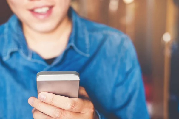 Man skriver telefonmeddelande på sociala nätverk — Stockfoto