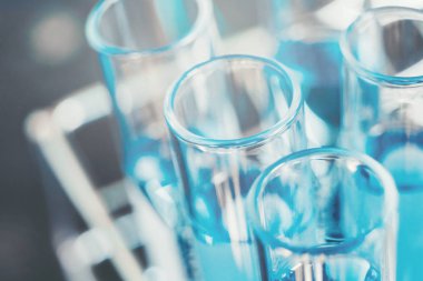 Cam laboratuvar kimyasal testi tur odasında. Bilim kavramı