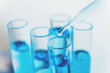 Cam laboratuvar kimyasal testi tur odasında. Bilim kavramı