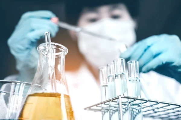 Επιστήμονας ρίψη χημικών υγρών στη φιάλη στο εργαστήριο γυαλιού laborat — Φωτογραφία Αρχείου