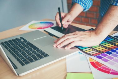 Grafik tasarımcı grafik tablet işyerinde çizim
