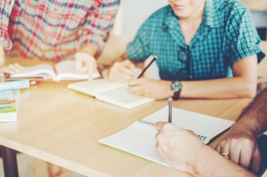 Yüksek okul veya üniversite öğrencileri eğitim ve birlikte okuma