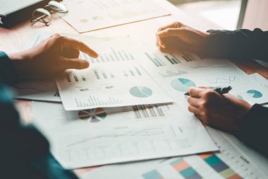 İş insanlar toplantı planlama stratejisi analiz kavramı lapto