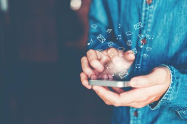 Mobil online simgesi sosyal ağ itibara kullanarak iş adamı