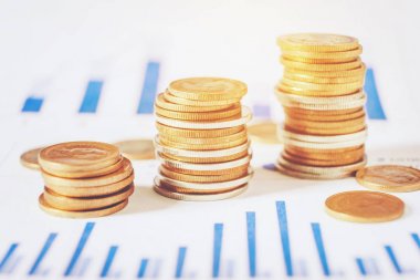 Satırları için Finans ve bankacılık dijital stoktaki sikkelerin üzerinde grafik 