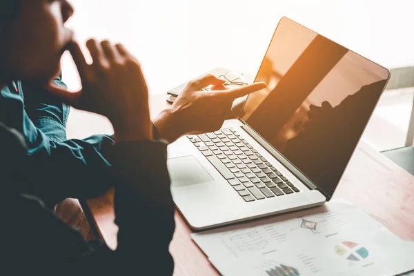 Geschäftsleute treffen Planungs-Laptop, der an neuen Geschäften arbeitet — Stockfoto