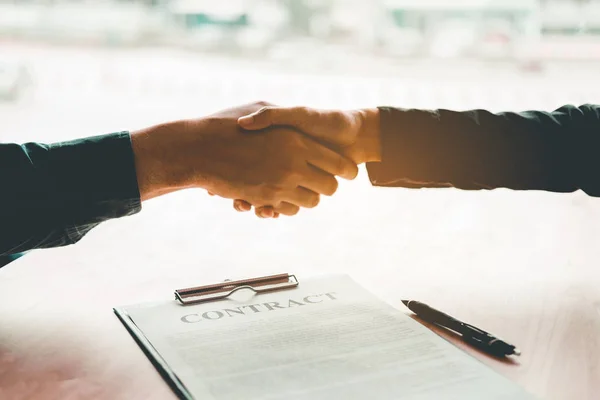 Empresários negociando um aperto de mão contratual entre dois — Fotografia de Stock
