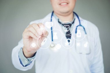 Doktor hastane koğuşunda arka plan üzerinde sağlık simgesini işaret