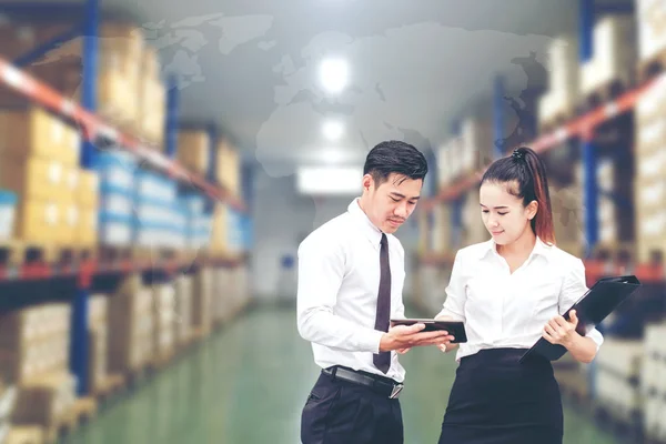 Asiático hombre de negocios y mujer de negocios trabajador en almacén utilizando — Foto de Stock