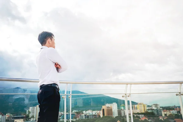 Indietro vista del successo Business man looking view the city — Foto Stock