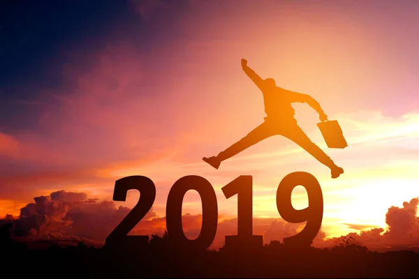 Genç iş adamı 2018 yeni yıl Happy siluet — Stok fotoğraf