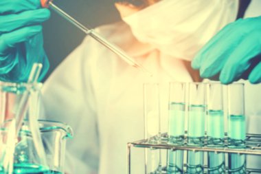 Bilim adamı bilimsel experim sırasında araçları tutarak ekipman ile