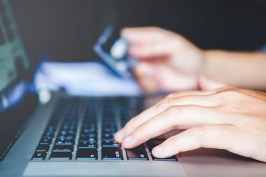 Adam'ın yazım dizüstü klavye ve holding kredi kartı No eller