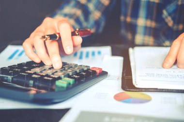 İşadamı'nın elleri ile ofis ve mali hesap makinası