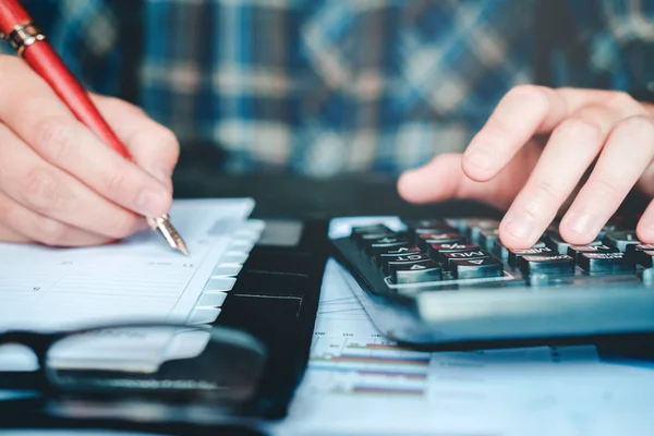 Manos de Empresario con calculadora en la oficina y Financial —  Fotos de Stock