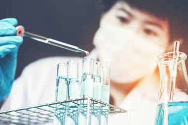 Bilim adamı bilimsel experim sırasında araçları tutarak ekipman ile