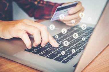 Kredi kartı Fintech ile laptop ile online banka işadamı