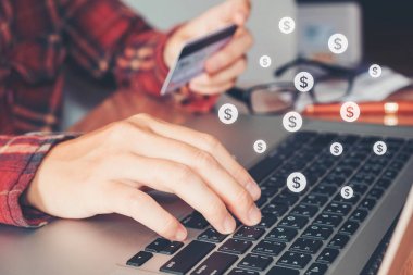 Kredi kartı Fintech ile laptop ile online banka işadamı