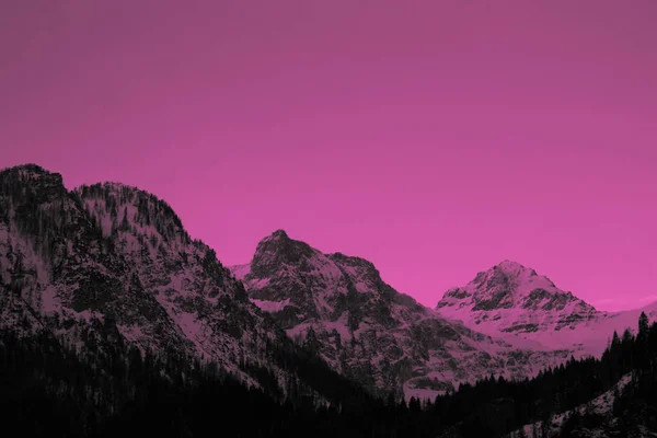 Foto retratando uma bela paisagem gelada temperamental colorido montanhas alpinas europeias com picos de neve — Fotografia de Stock