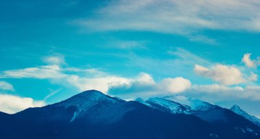 Bir güzel moody donuk peyzaj Avrupa Alp Dağları gösteren fotoğraf