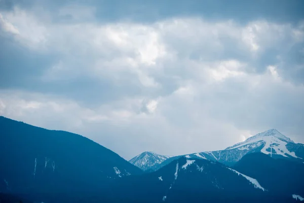 Foto afgebeeld een prachtige humeurig frosty landschap Europese alpi — Stockfoto