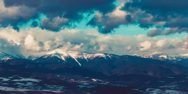 Фото із зображенням гарний краєвид moody морозний європейських альпійських гір — стокове фото