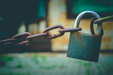 Eski paslı kilit metal zincir ile. Makro fotoğraf gösteriyor, v kadar yakın