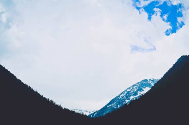 Güzel bir huysuz ayaz manzara tasvir eden fotoğraf. 