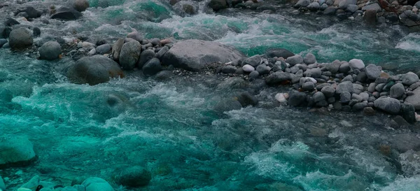 Kiefernwald-Fluss fließt durch die Felsen. Schöne Leistung — Stockfoto